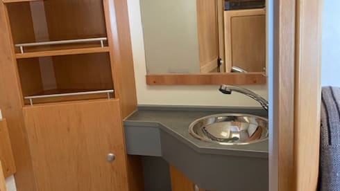 Beautiful camper with XXL garage and super layout!