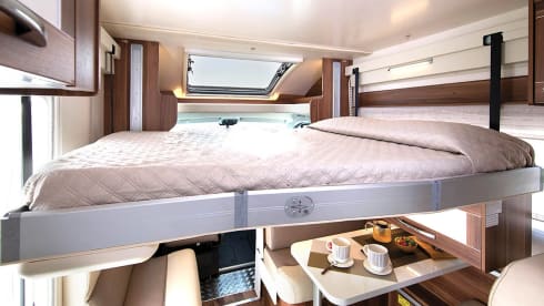 Marian – ENORM! 6 slaapplaatsen en 6 veiligheidsgordels MET GROTE WOONRUIMTE - WiFi, tv, luifel