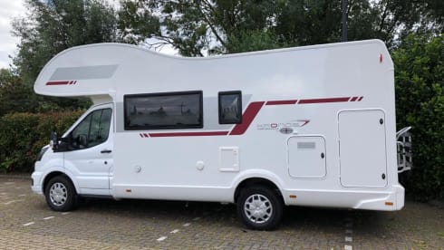 Roller Team Kronos M277 – 4 person camper with large alcove, 2 bed and bunk bed