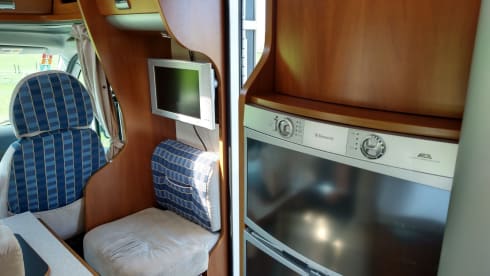 Very luxurious 2-3p Laika semi-integrated camper