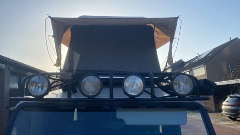 Avontuurlijke Defender 90 Land Rover met dak tent 2 persoons