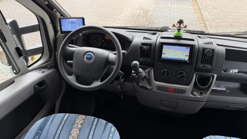 LMC Liberty Ti 662 - 4 Persons - 2x Air Conditioning - Semi-integrated