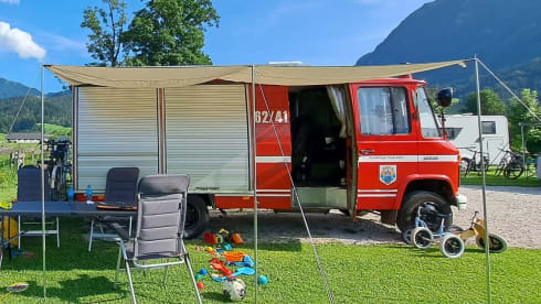 Harrie – Harrie - Fire brigade camper Mercedes 4-p
