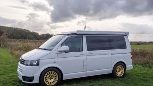 Lola – VW-Campingbus mit 4 Schlafplätzen, Baujahr 2011