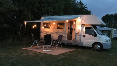 Claes – Claes: 4p spacious Alcove camper from 2000