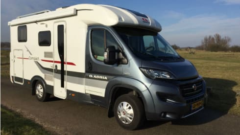 Modern Camper, automatic with air conditioning, TV and bicycle lift💪 fully equipped!