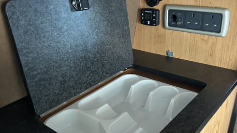 Vino – 4 berth Volkswagen T5 Hillside Camper conversion 2015