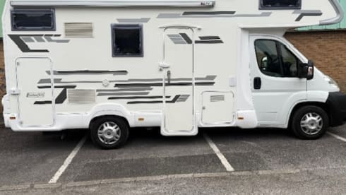 Caroline – Ready to Adventure - 6 Berth Motorhome Hire