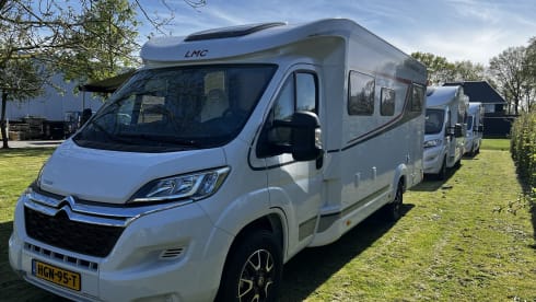 21 LMC 660 G – 22 LMC Tourer H660G 2 person Camper