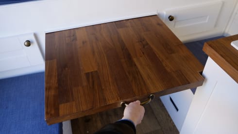 Debie The Van – Zelfbouw Mercedes Sprinter surf bus