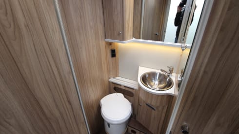 Luxe 4-Persoons Camper – Comfortabel & Zorgeloos Op Avontuur!  – 4p Fiat semi-integrated uit 2019