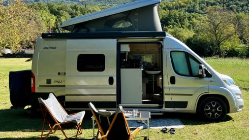 Freeda – Luxury off-grid Hymer (4p) roof tent