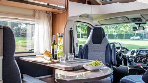 Sky Wave 700 MEG – Luxury automatic semi-integrated camper for 4p with Airco!