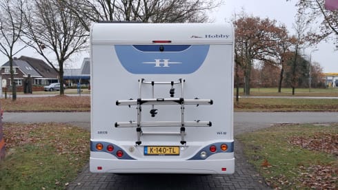 C12 – Hobby V65 Enkele Bedden Grote Garage