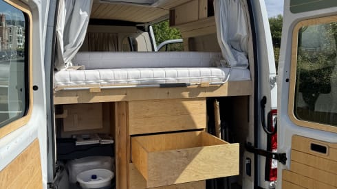WoodenCabin on Wheels – 3p Renault campervan uit 2025 
