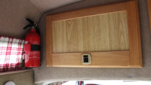 Poppy – VOLKSWAGEN T25 RETRO 1980'S 4 BERTH CAMPER, DIESEL HEATING, OFF GRID.