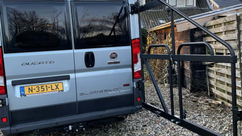 Bus camper Globecar 600L with length beds, for 2 people. Dog allowed.