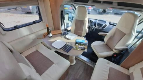 Rijdt erg comfortabel.  – Luxuriously furnished Rollerteam with length beds. 2.10 m standing height. Two air conditioners
