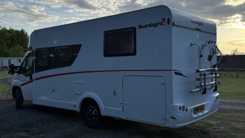 4 person Sunlight semi-integrated from 2019 AS NEW with air conditioning