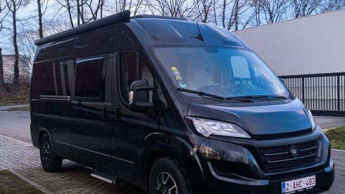 Zwarte camperbus – 2p Carado bus uit 2025