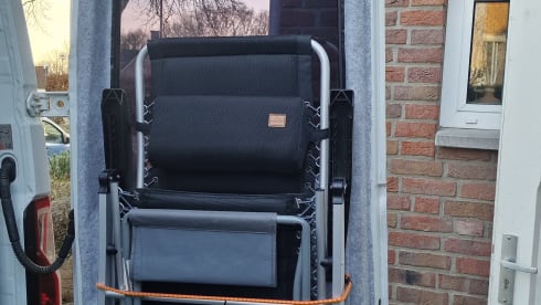 Oos Böske – Oos Böske – Buscamper 2/3 person Renault Master (2 x length bed!)