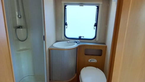 Family camper with XL garage and a cozy sitting area! (6Person)