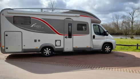 Luxury motorhome 4 persons automatic.