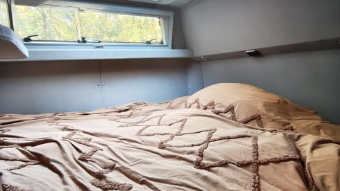 2-person Mercedes-Benz bus from 2002