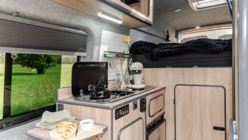 Hugo Away – Ford Transit Jumbo (Insurance included)