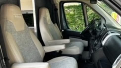 El Monstro – Luxurious and comfortable 2 person camper bus