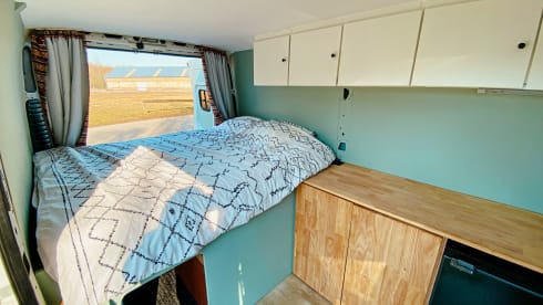 Accogliente camper per autobus fai-da-te (surf).