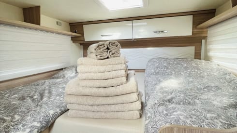 1. DelBi – Luxury mobile home Bürstner Delfin IT726