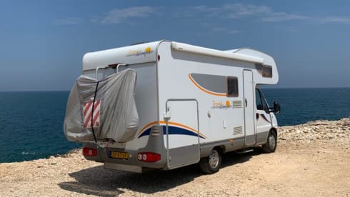 Beautiful spacious family motorhome for 6 people with air conditioning