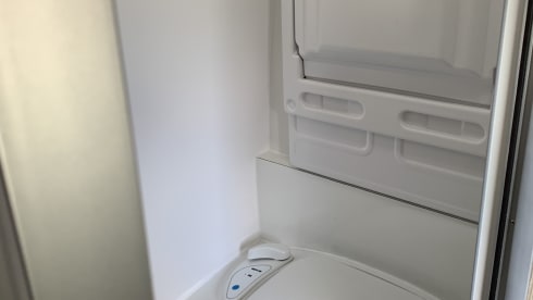 FreedaFreedom – Delightful 3 berth Peugeot boxer campervan from 2023