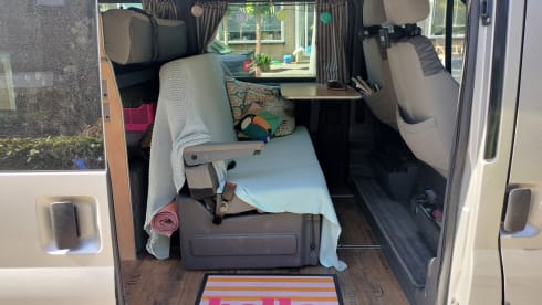 Adventurous Ford Nugget camper van with pop-up roof (4 persons)