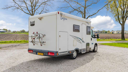 Neat 3-person camper, XXL garage, reversing camera, air conditioning