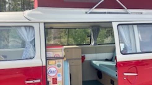 Betty – Volkswagen campervan met 4 slaapplaatsen uit 1976