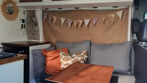 WanderVan Noé – Mooie zelfbouw camper voor 2P+kindje 