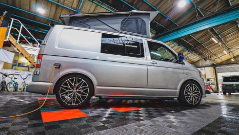 Bertie – Stunning 4 berth Volkswagen T5 campervan Automatic with air awning