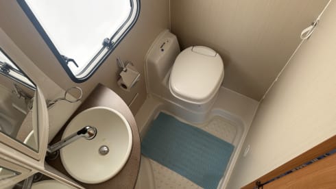 Flash 02 – Compact motorhome of 560 length with air conditioning Flash 02