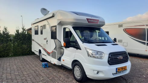 4p Challenger semi-integrated with queen bed