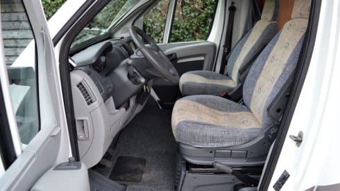 Beautiful complete and very neat 6-person camper (Fiat Ducato Adria Mobil)