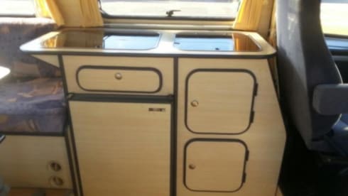 Lady – Comfortable, cheerfully pimpered, light Safari bus camper