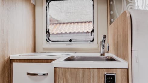 Rimor seal 695-14 – Spacious luxury family camper (14)