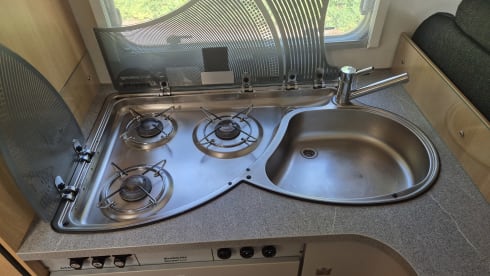 Dethleff camper met inventaris – Dethleff Globe 4 semi-integrated 4 persons