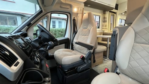 Dolly – Luxury 7 birth Family Motorhome 