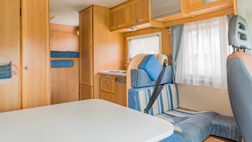 Neat 3-person camper, XXL garage, reversing camera, air conditioning