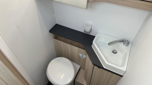 - – Adria Sun Living (2022): Ruime, luxe, 5-persoons camper