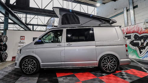 Bertie – Stunning 4 berth Volkswagen T5 campervan Automatic with air awning