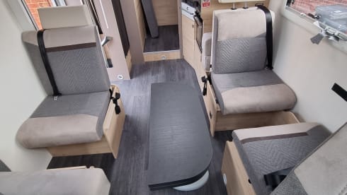 Betty Bob – Betty Bob is een luxe automatische camper met 5 zitplaatsen en 6 slaapplaatsen 